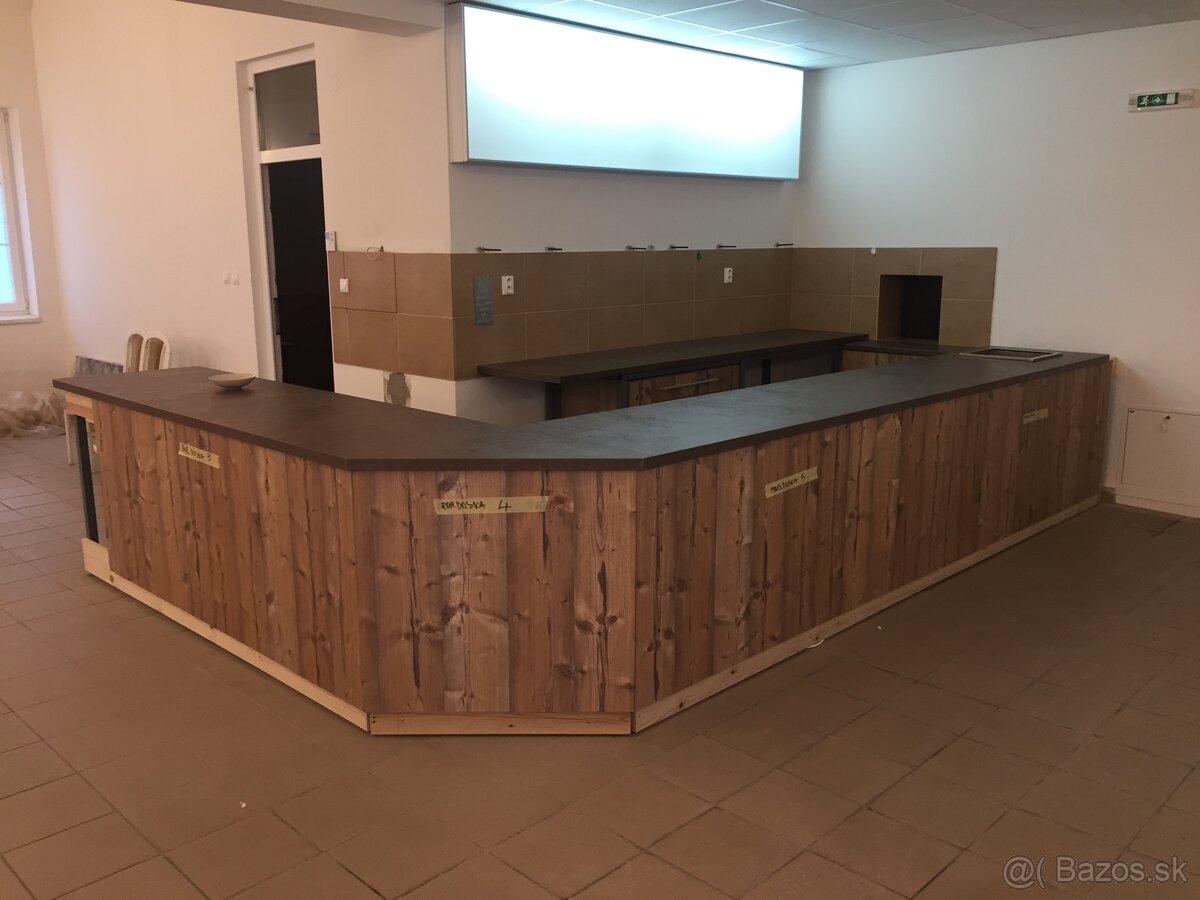 Zariadenie Gastro: Rohový barový pult s príslušenstvom