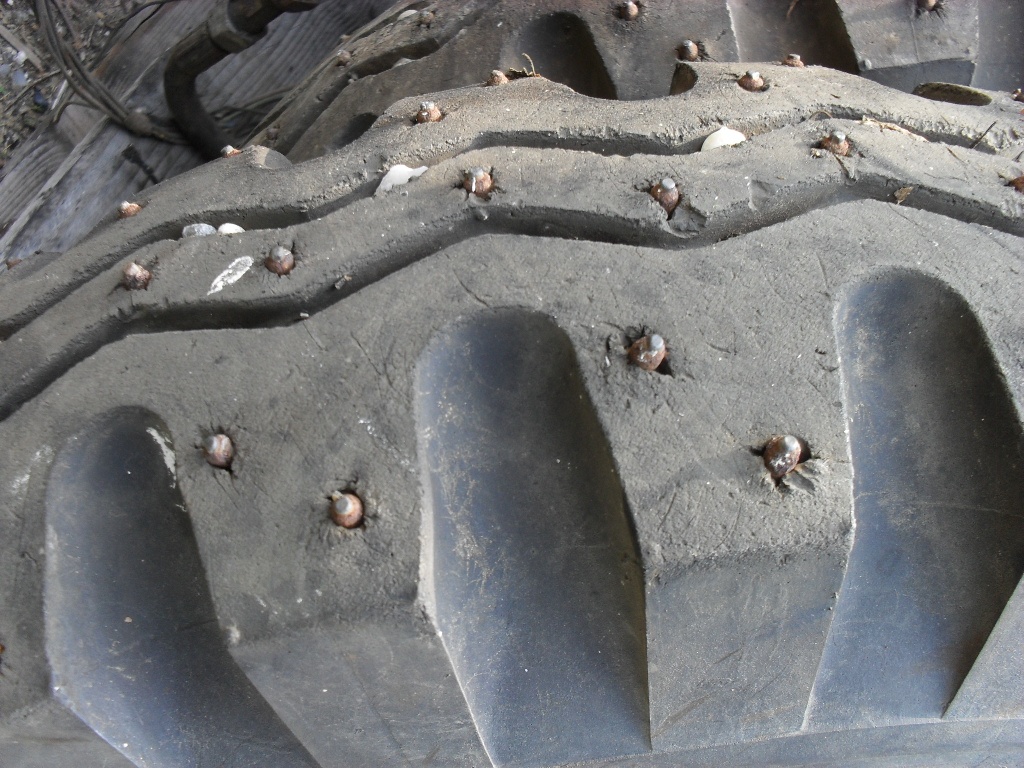 Predám staršie pneu 7,00x12 s hrotmi