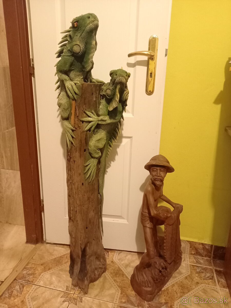 Drevena socha leguany,loviaci rybár