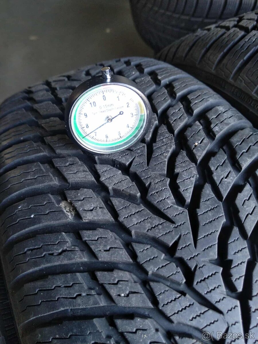 215/60 R 17 zimné Nokian.