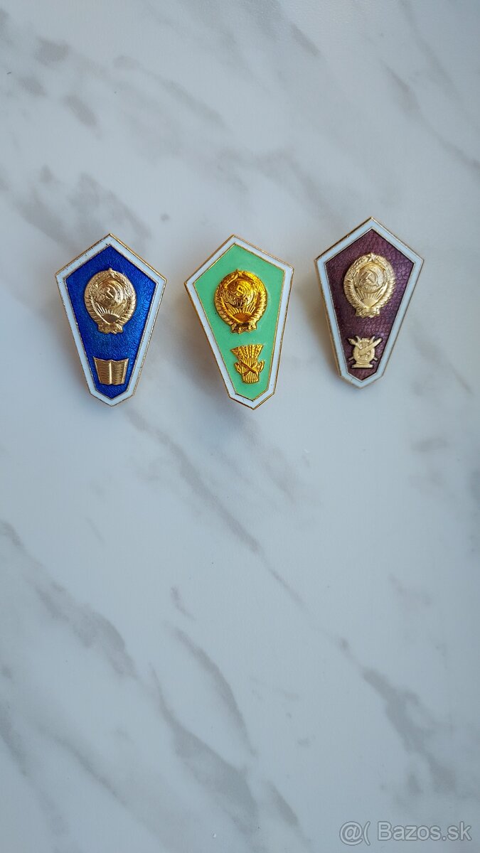 Odznaky. Absolvent. ZSSR. Rusko. nové. originál. 3 ks