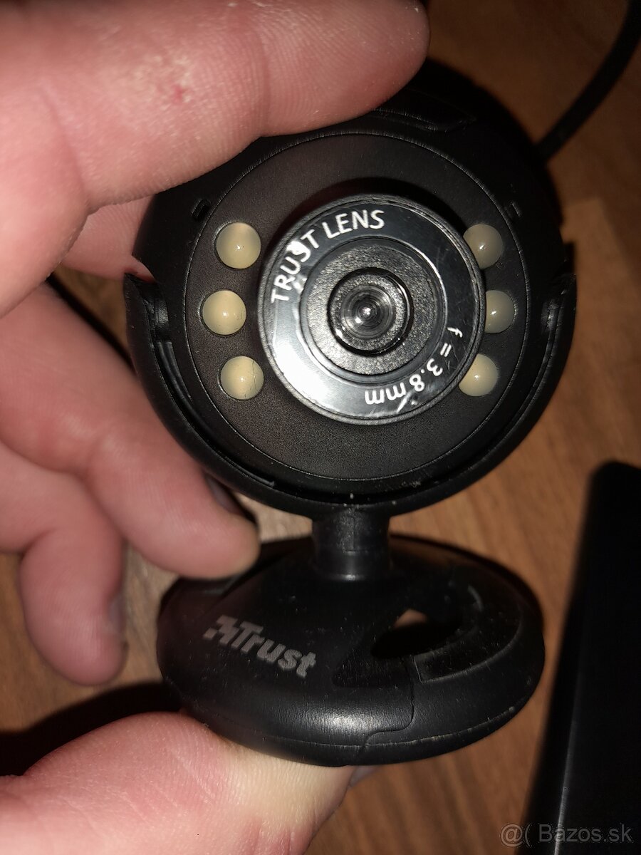 WiFi anténa, webkamera, DVD vypalovačka, nabíjačka batérií,