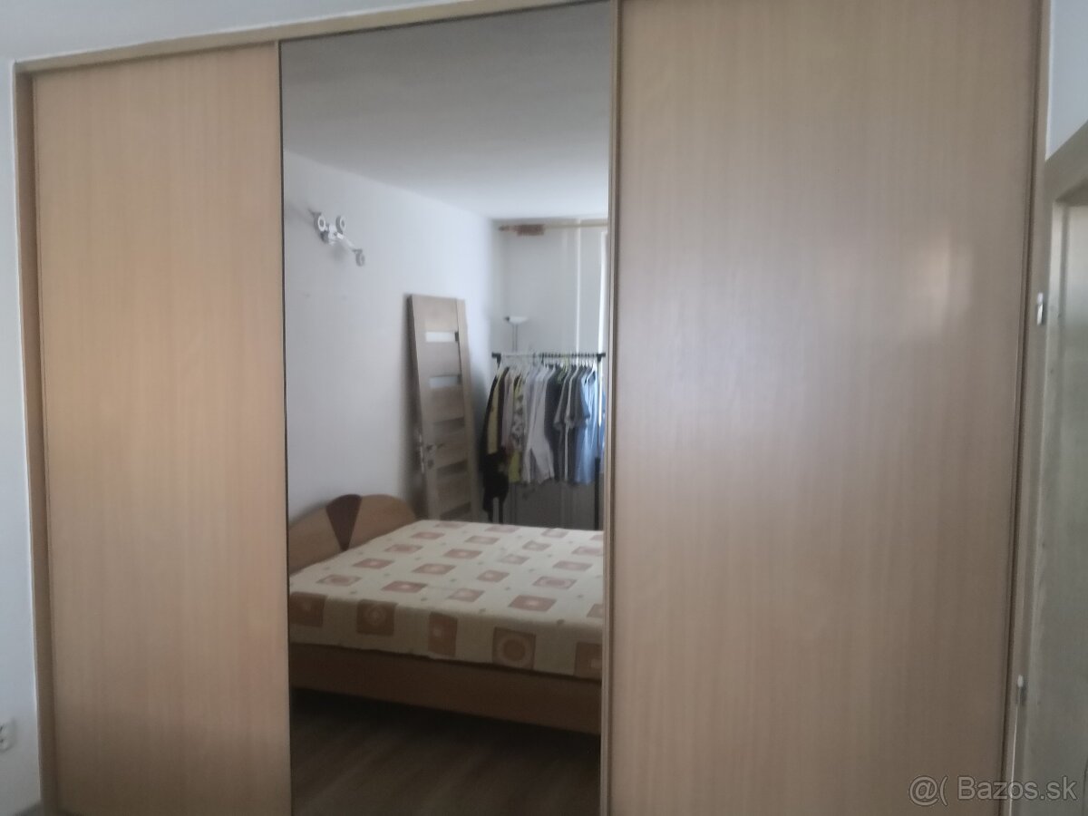 Vstavaná skriňa