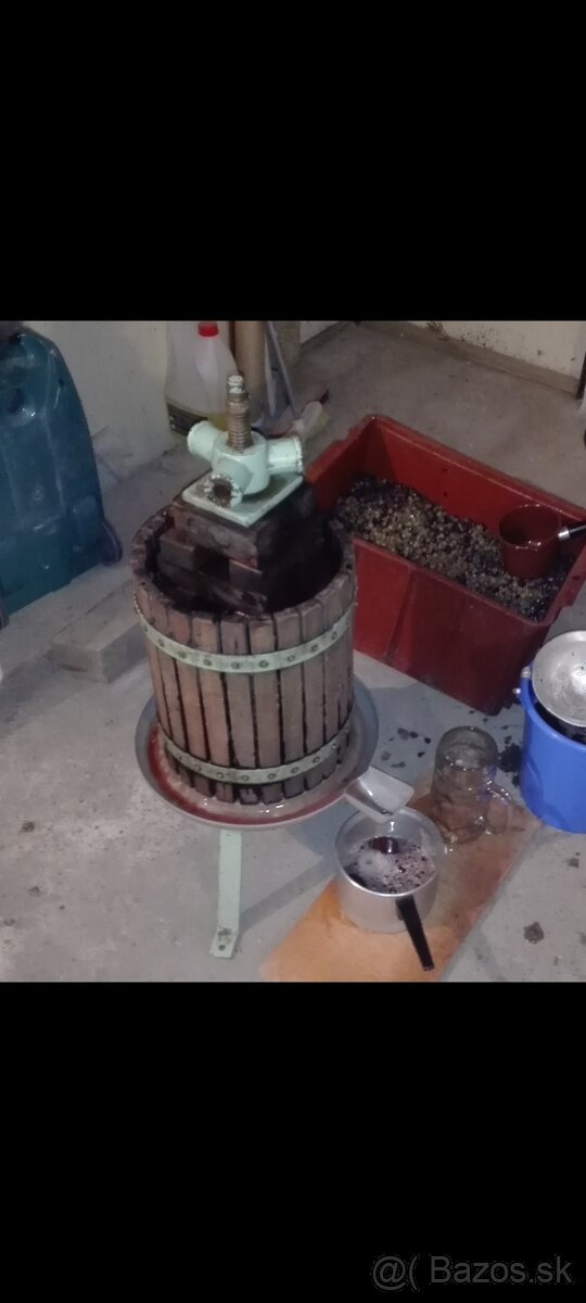 Preš plus sklenené nádoby -vyroba vína