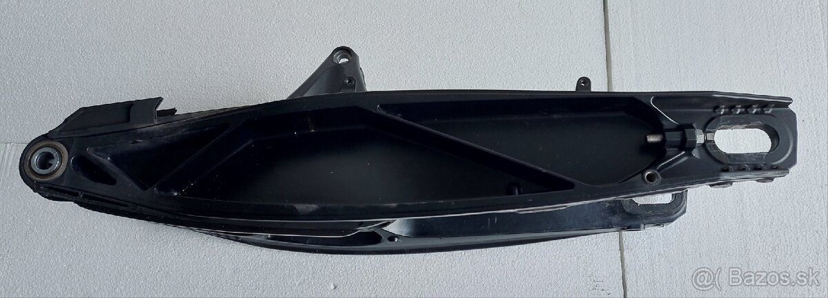 Ktm duke 890r zadná kyvná vidlica