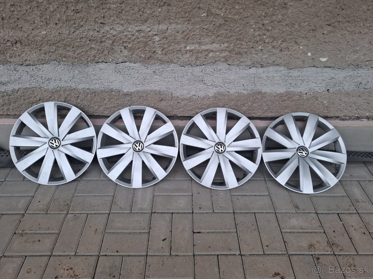 Zachovale puklice VW GROUP / Volkswagen R16.