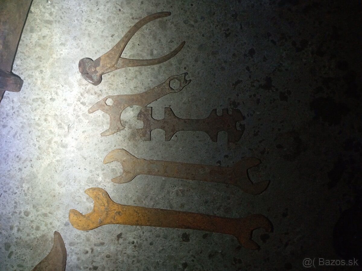 Nástroje do lesa.tabulka