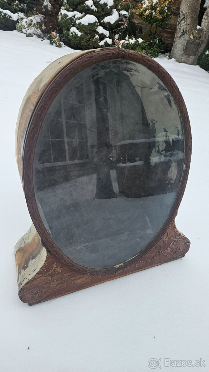 Skrinka na sochu,Nika