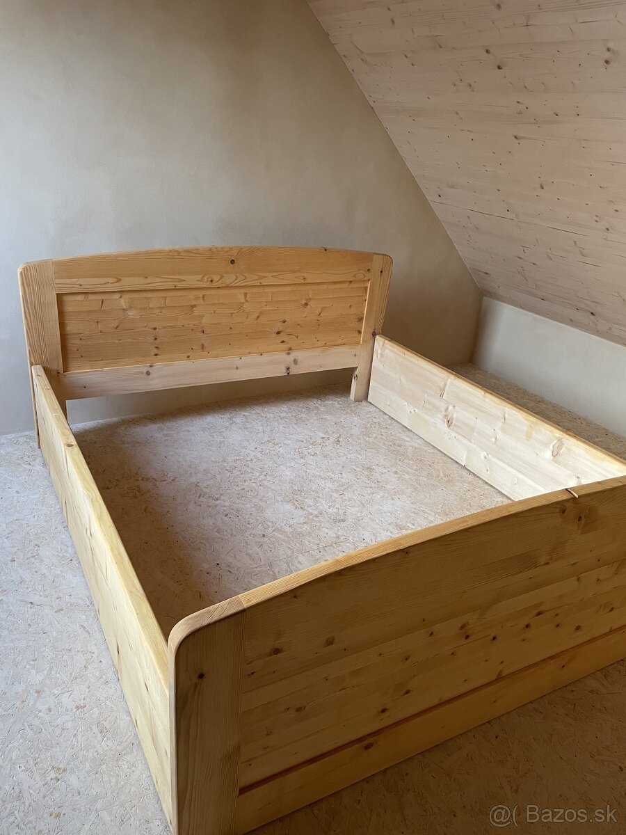 Drevená smrekova posteľ