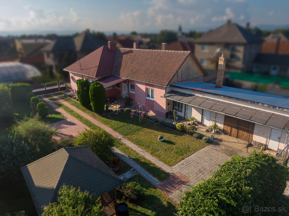 Rodinný dom s veľkým pozemkom | 2 064 m² | Komárovce