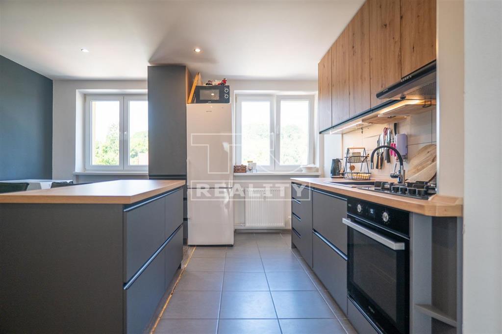 REZERVOVANÉ - Priestranný dvojizbový tehlový byt - 69 m2...