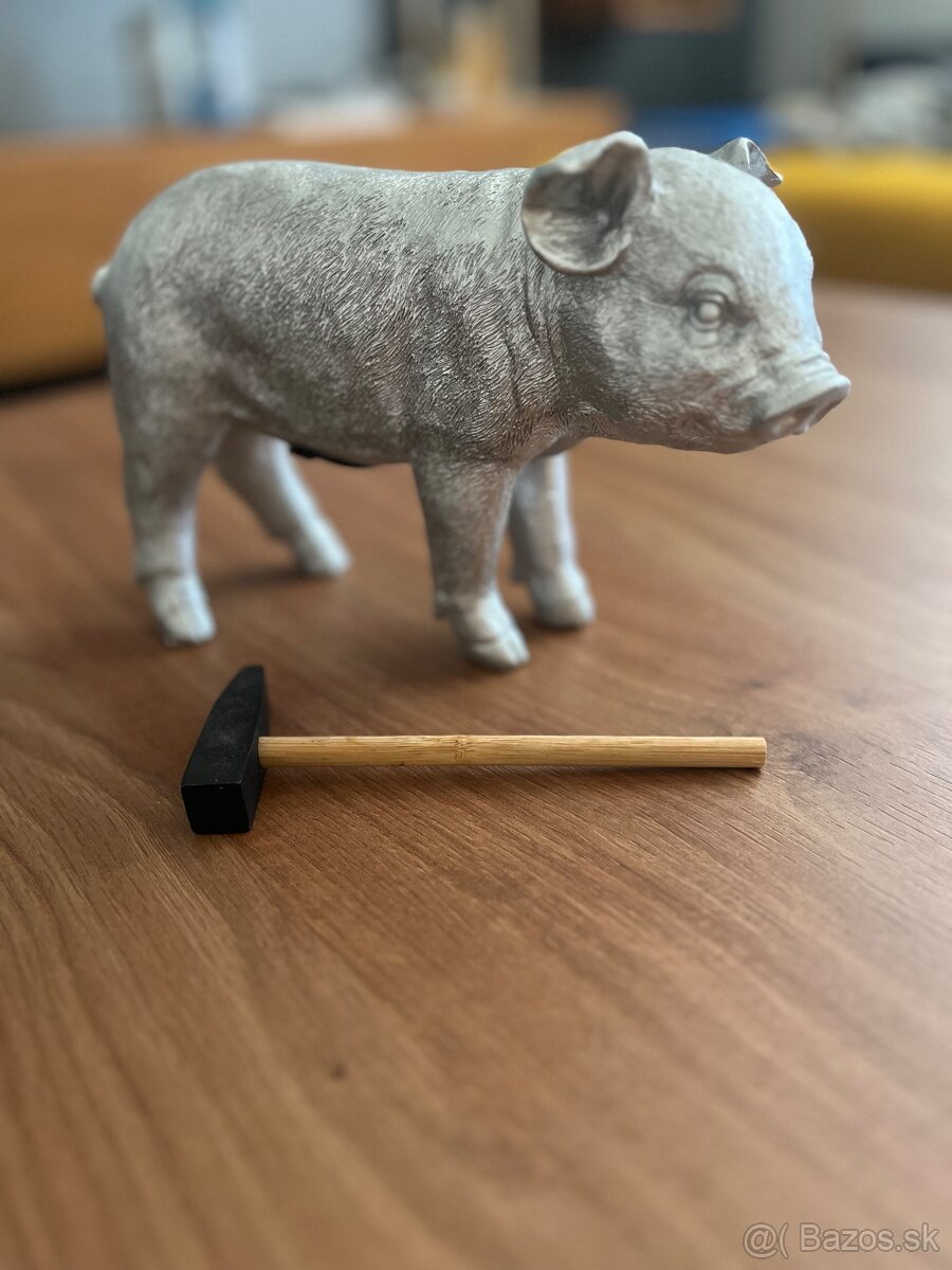 Prasiatko šporkasa / pokladnička s kladivkom na rozbitie