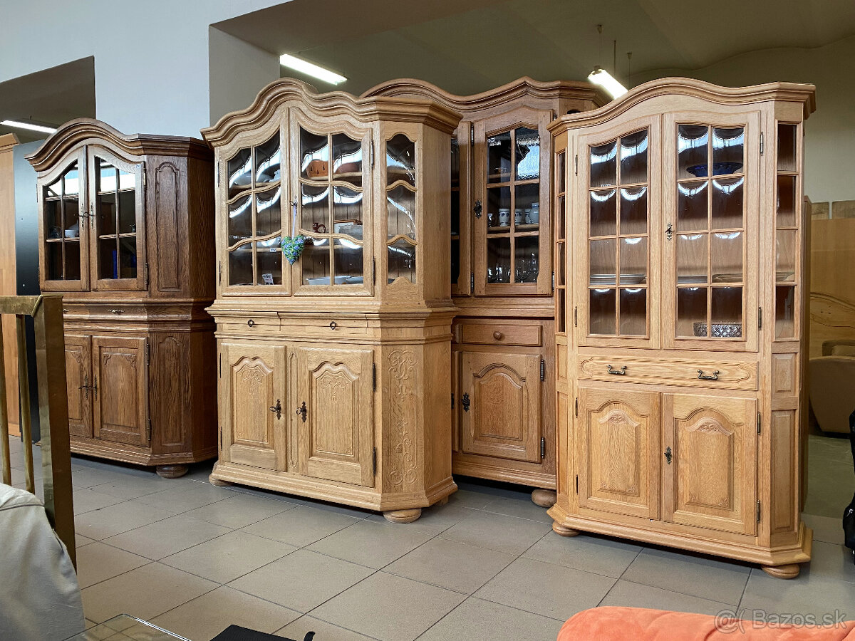 Dubové příborníky a vitriny Belgie a Německo