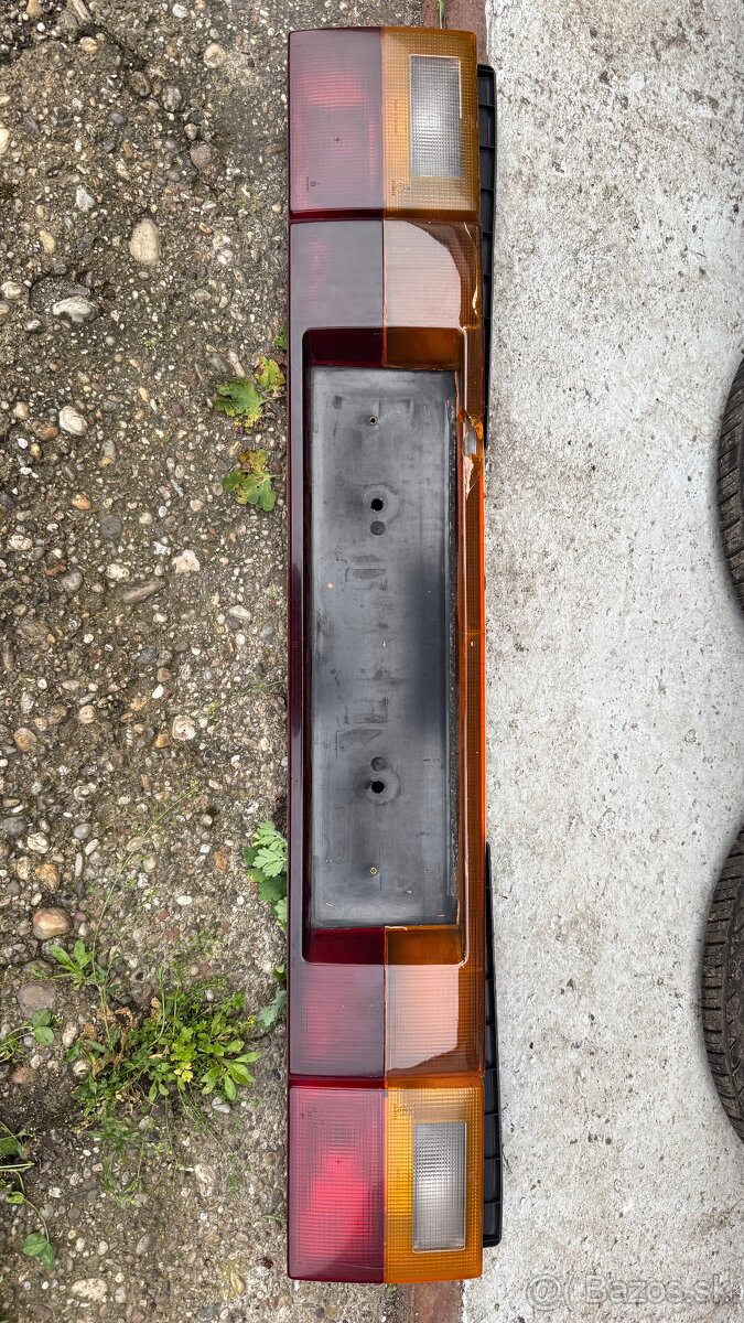 Zadný svetelný panel (heckblende) Audi 90 B2