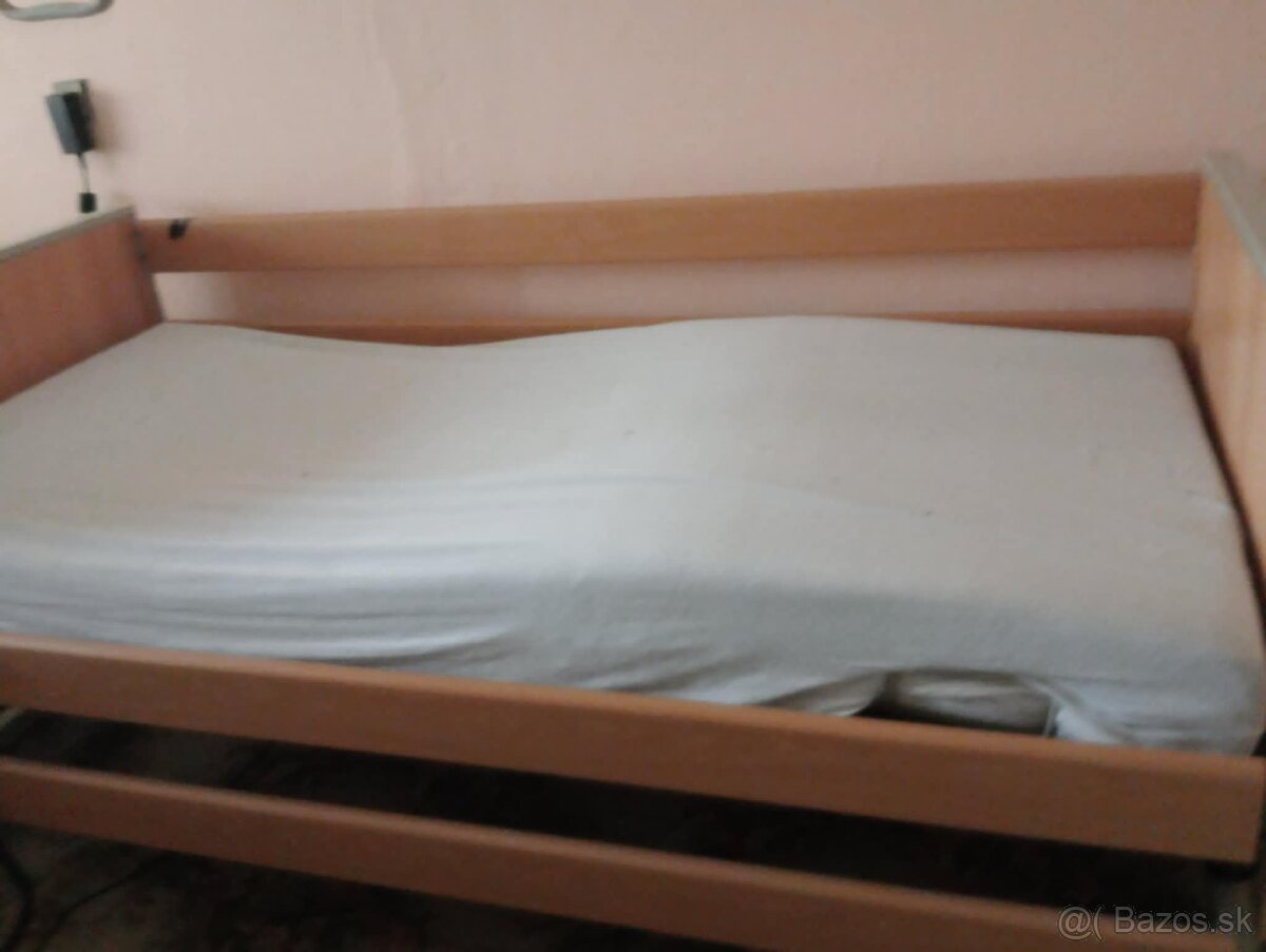 Polohovacia posteľ s dekubitným matracom