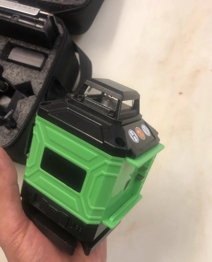 Nivelačný laser tzv. 4D tj 16 líniový so zel lúčom 2x bat