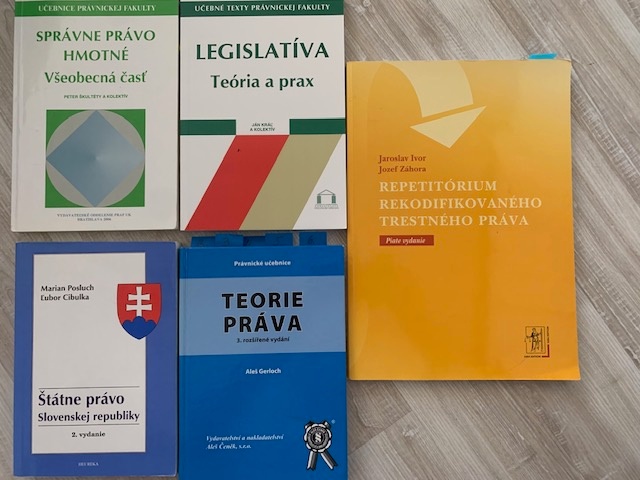 Predám knihy pre študenta Právnickej fakulty - 100% stav