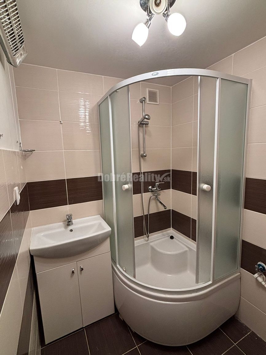 Ponúkame Vám na prenájom 3-izbový byt v centre v Rimavskej S