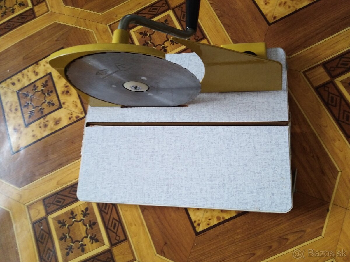Retro krájač