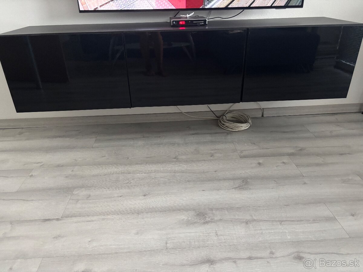 Čierny tv stolik