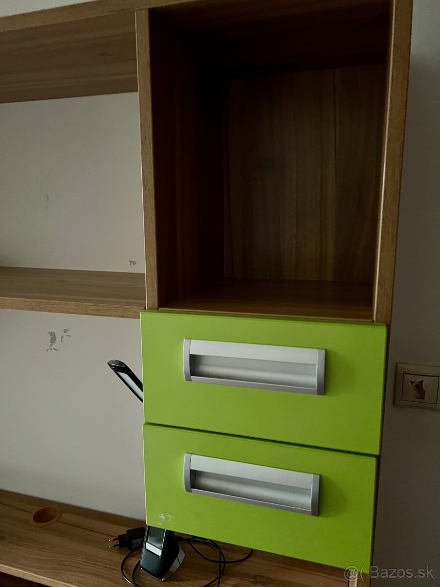 posteľ s písacím stolíkom 80€