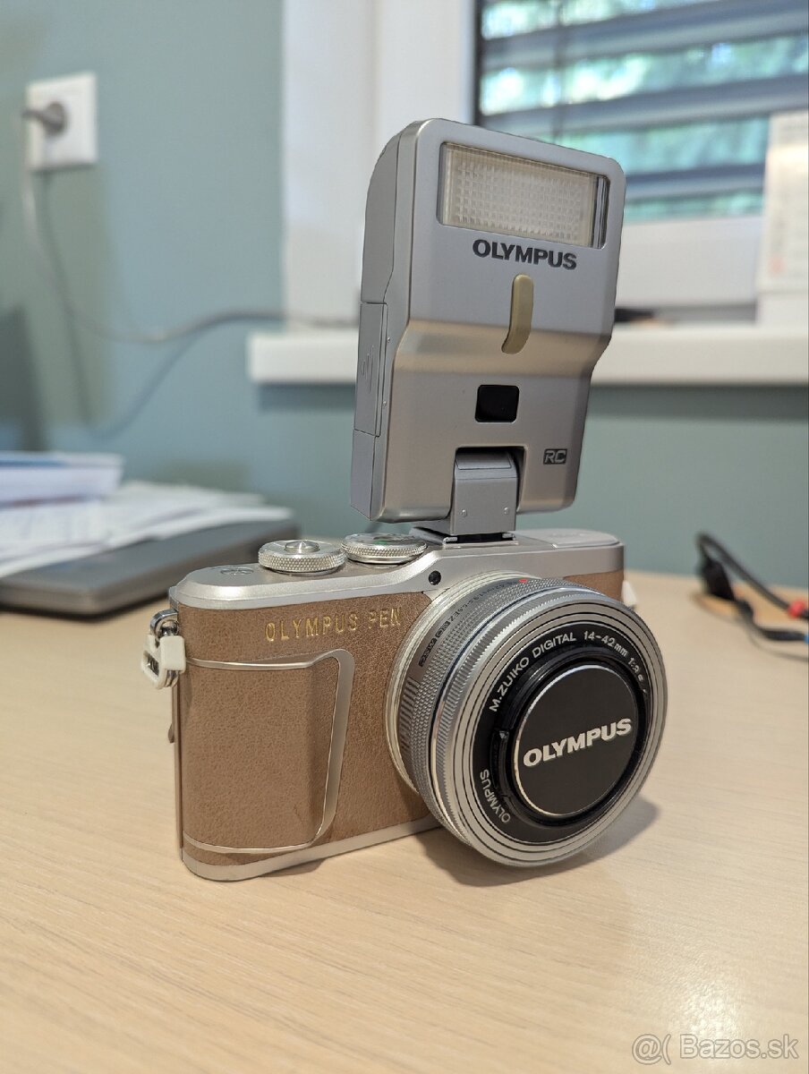 Olympus PEN E-PL9 + externý blesk, spúšť, 2 batérie