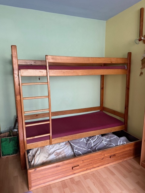 Poschodova postel s uloznym priestorom