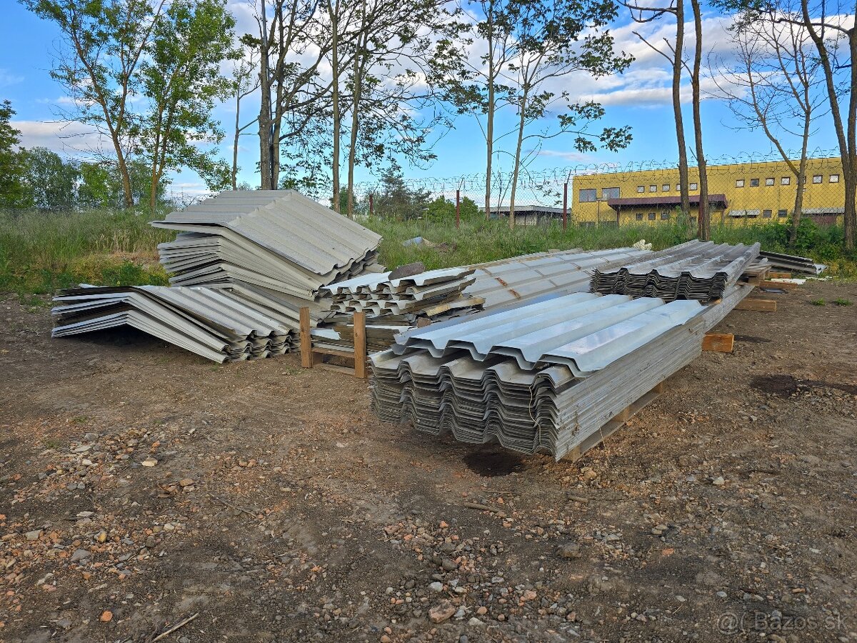 Falcované hliníkové plechy z haly - pripravený na odvoz