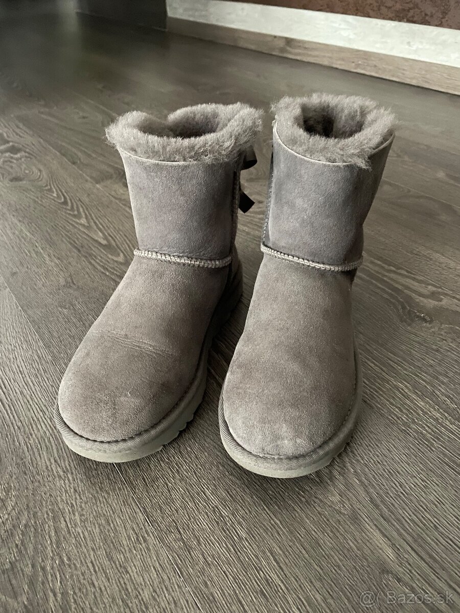 Dámske sivé UGG čižmy s mašľou