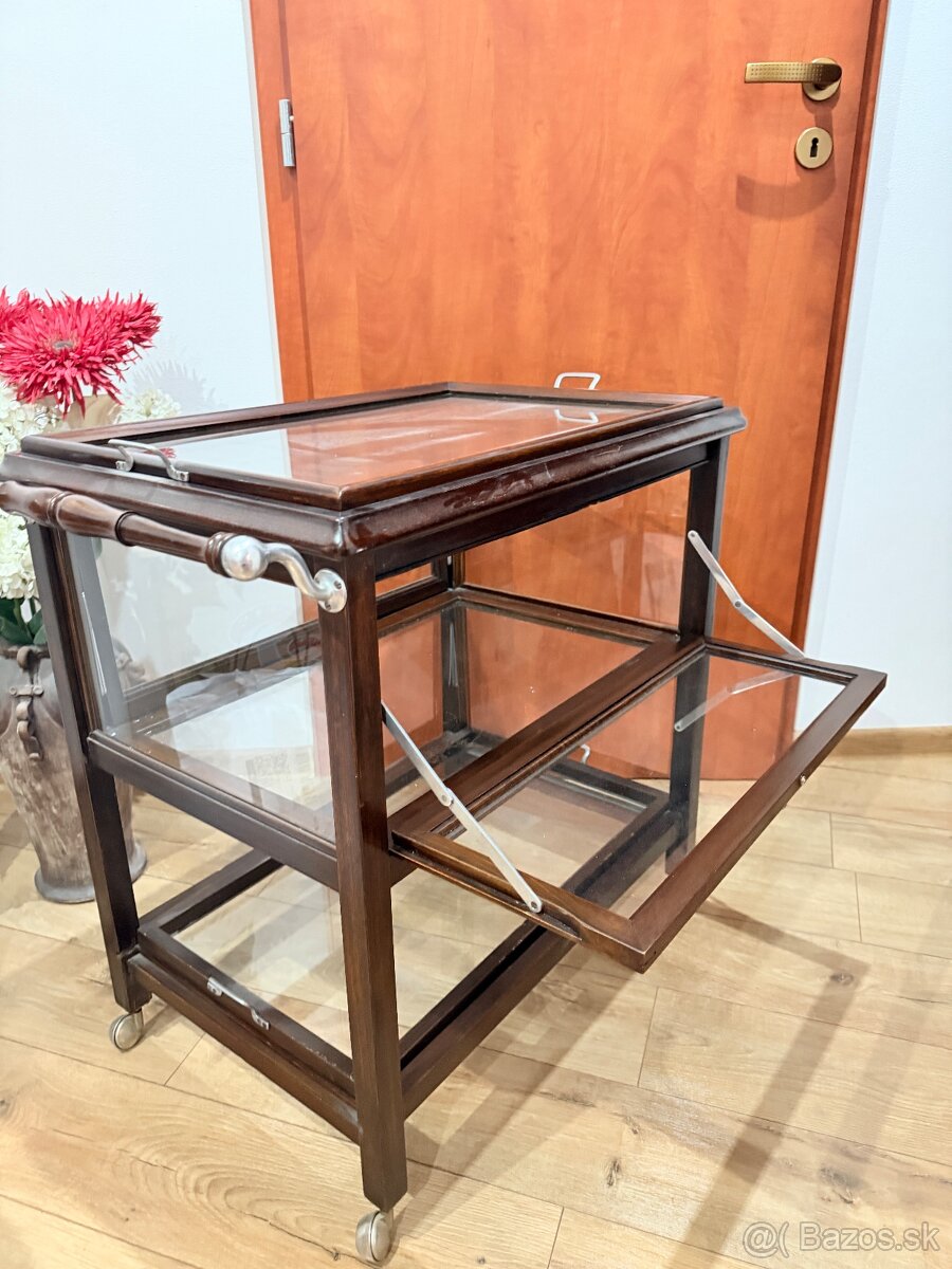 Servirovaci stolik