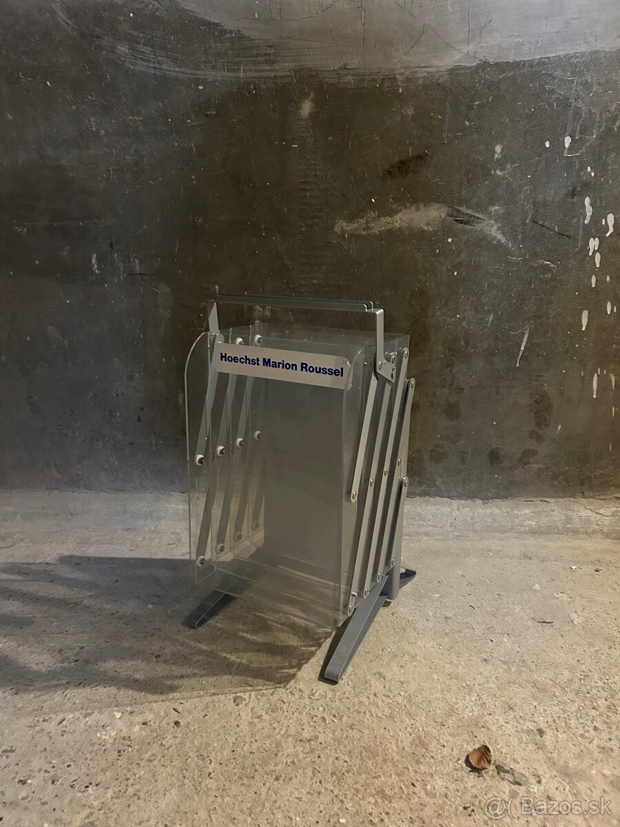 Stojan na propagačné materiály