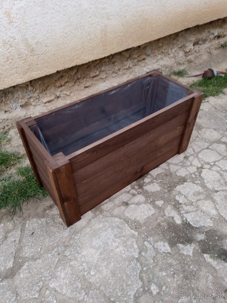 Vyvyseny zahon kvetinac