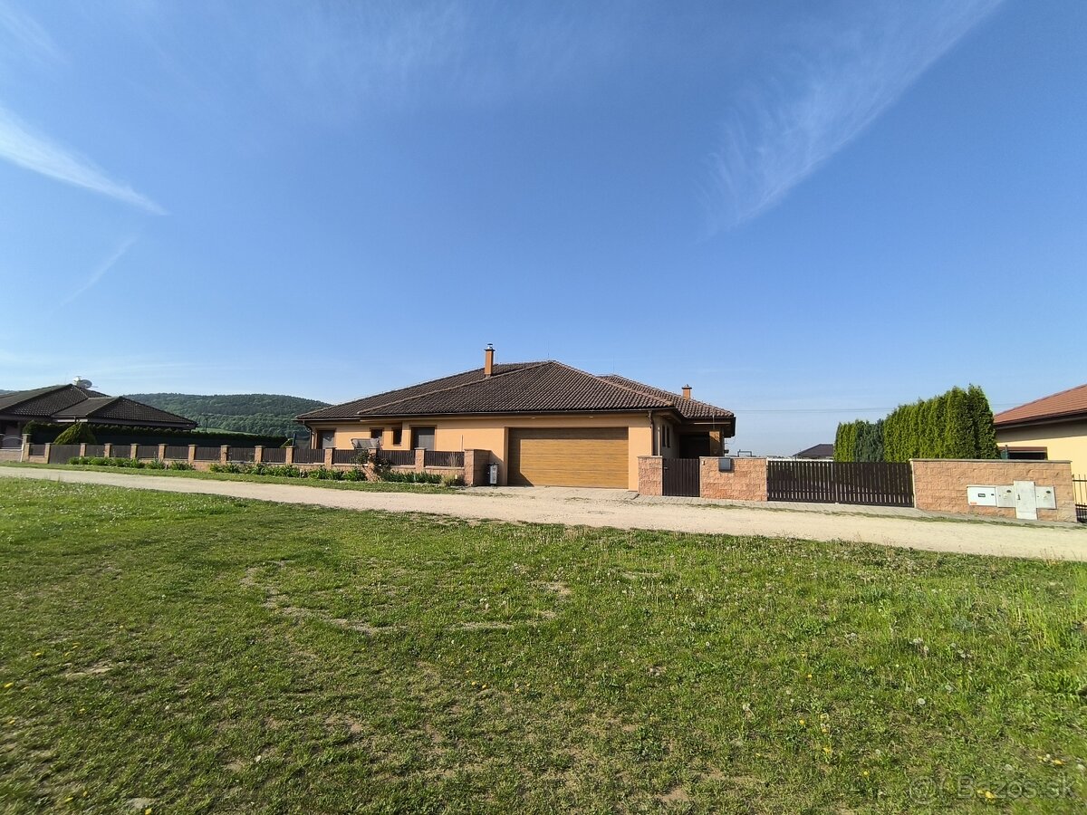 Veľký bungalov s veľkým pozemkom