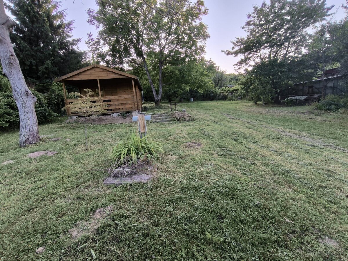 Záhrada 771 m² s chatkou, elektrinou a studňou – Dúbravka