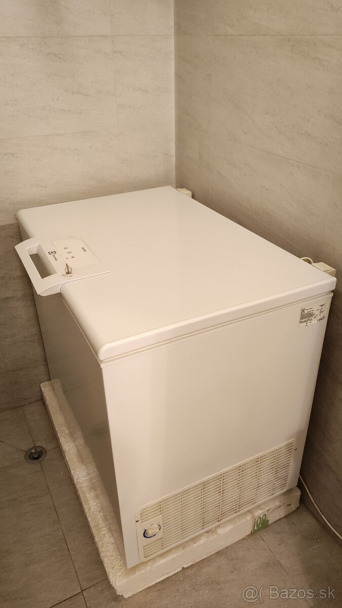 Predam truhlicovu mraznicku Electrolux EC2801AOW