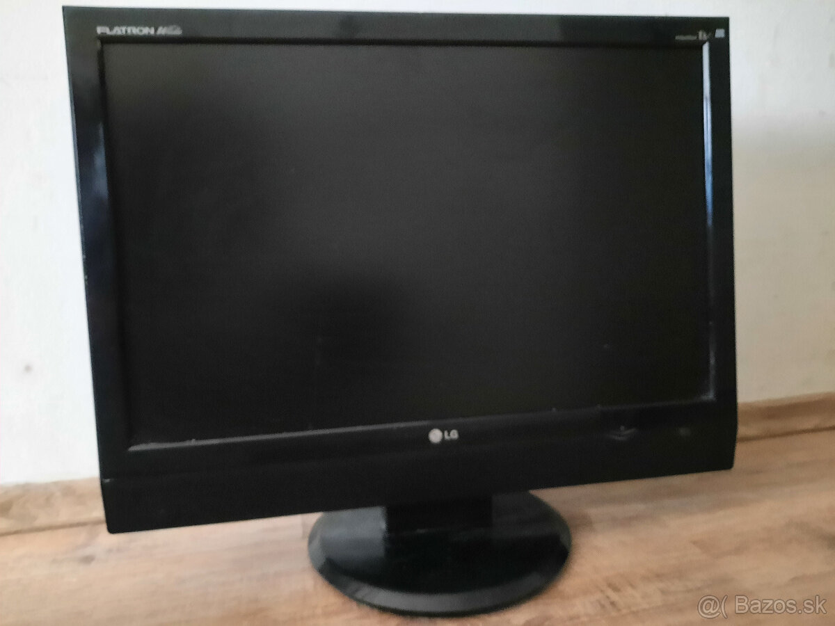 Plochý 22" monitor