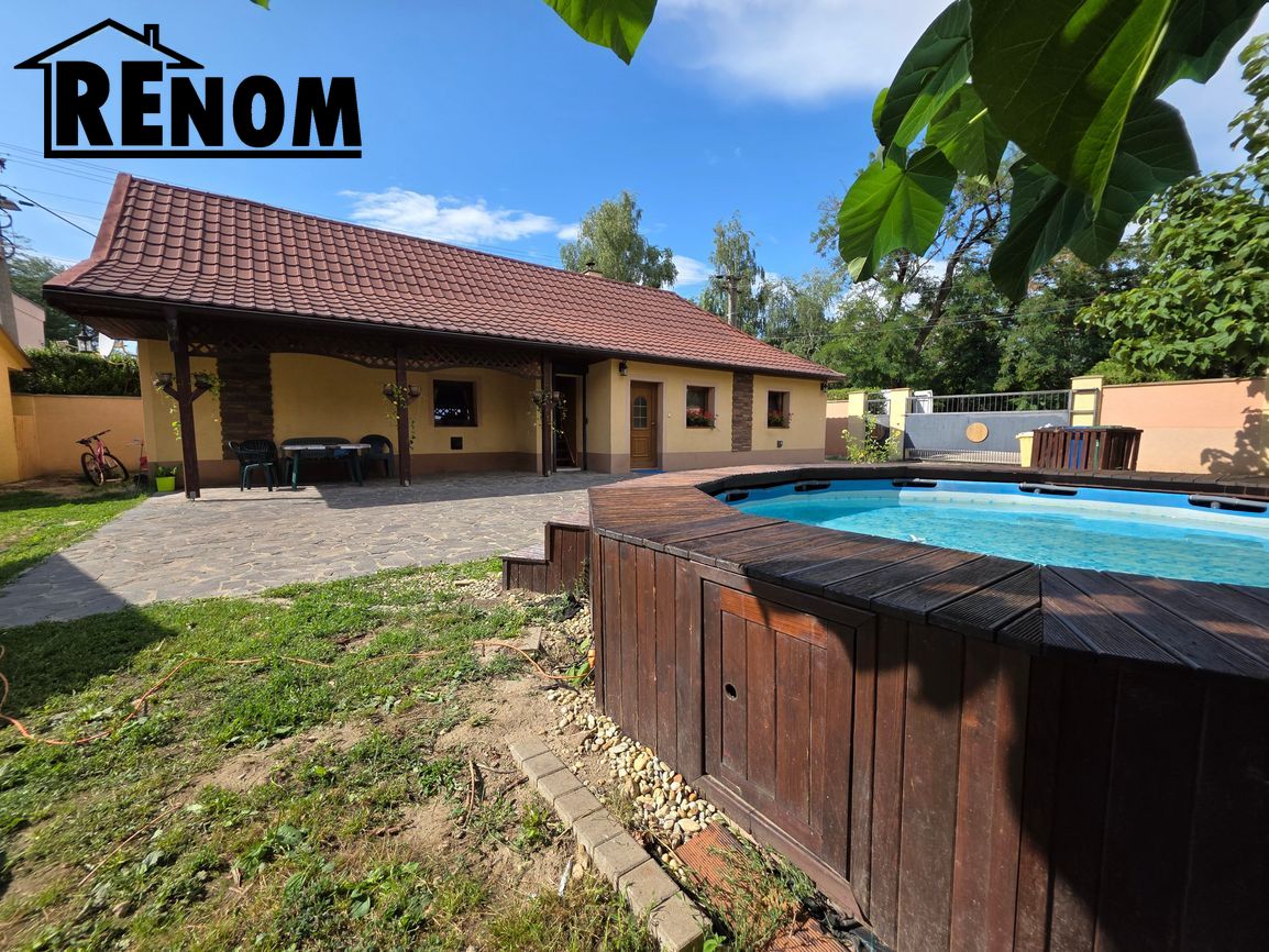 Zrekonštruovaný dom s bazénom a letnou kuchynkou