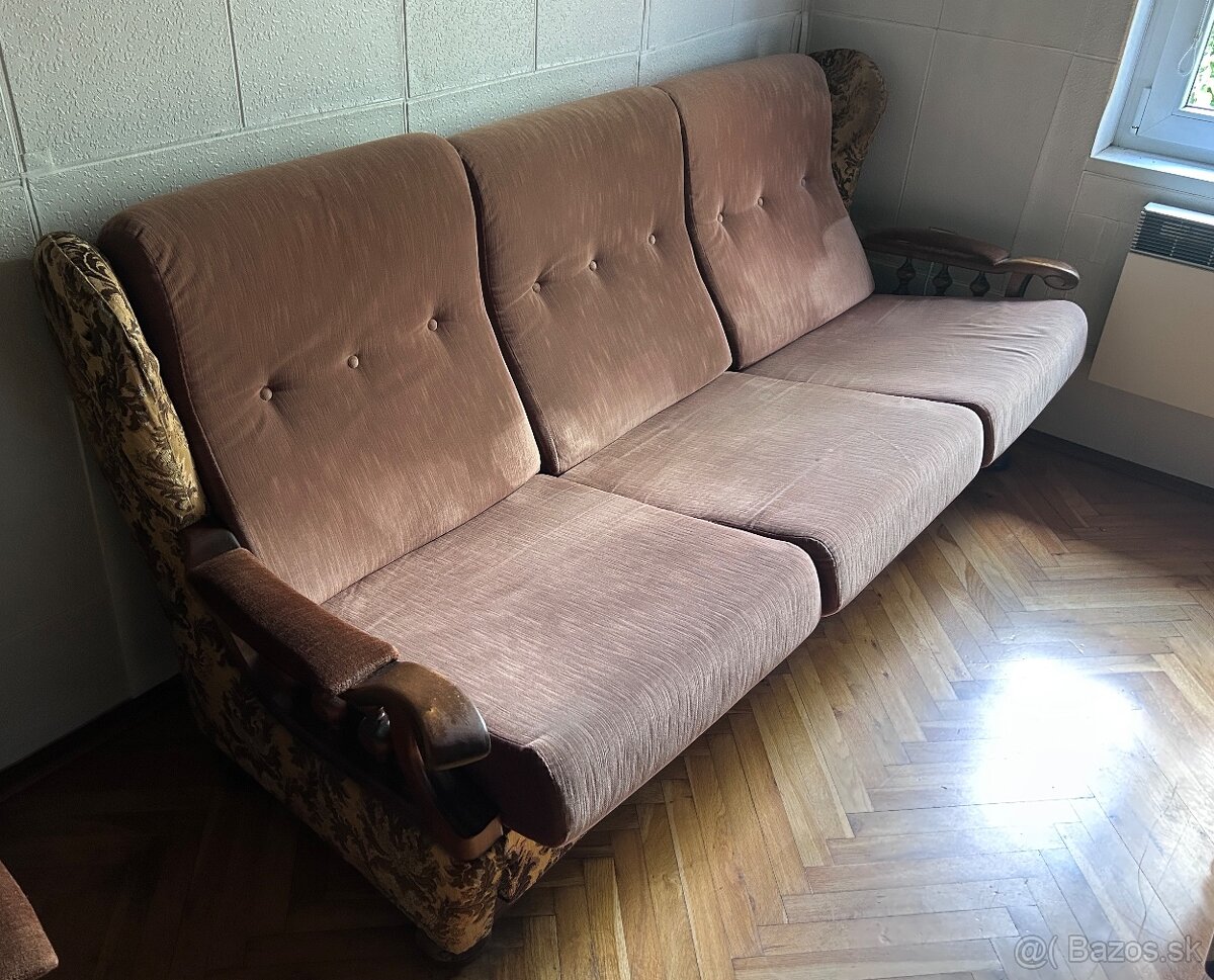 Gauč, postel a skriňa