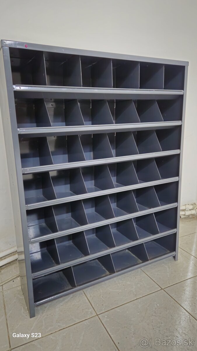Kovový regál - organizér