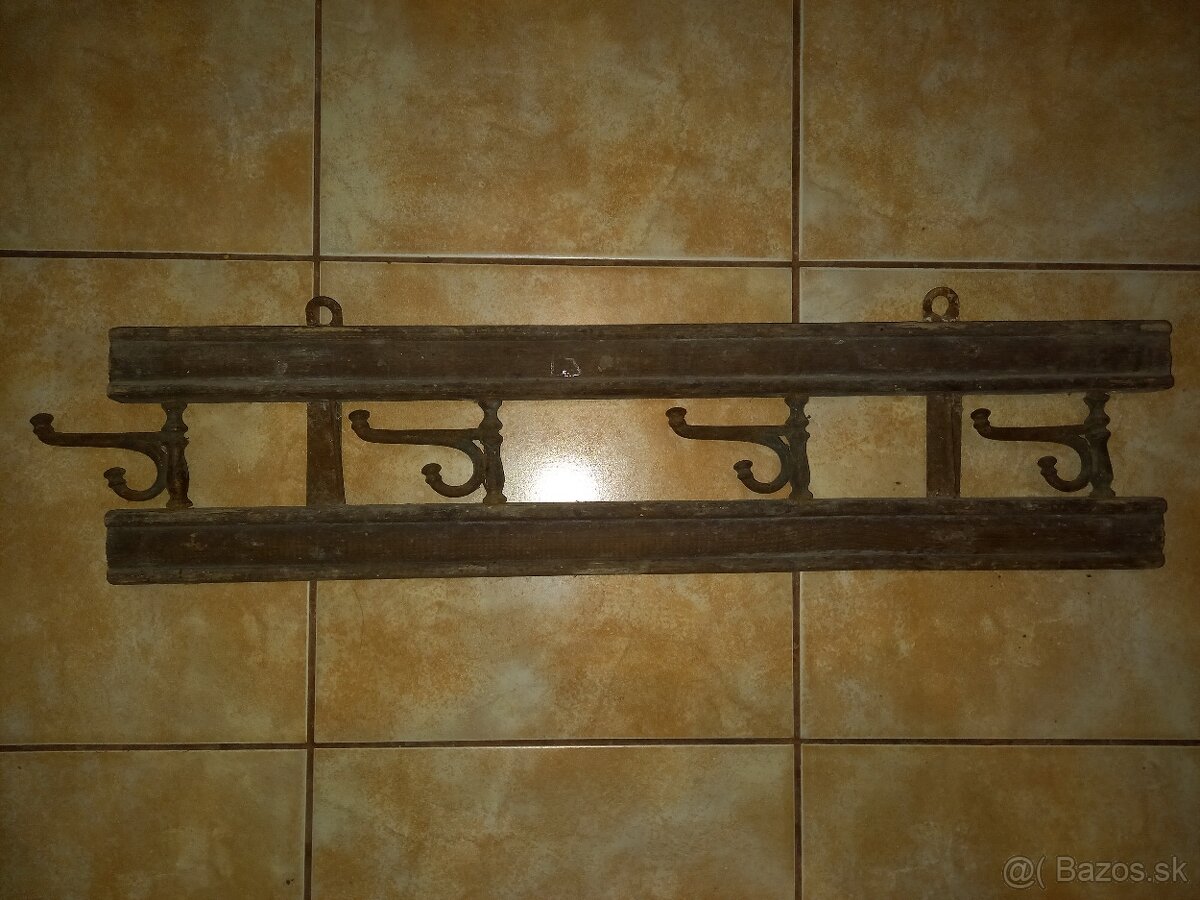 Starožitný vešiak