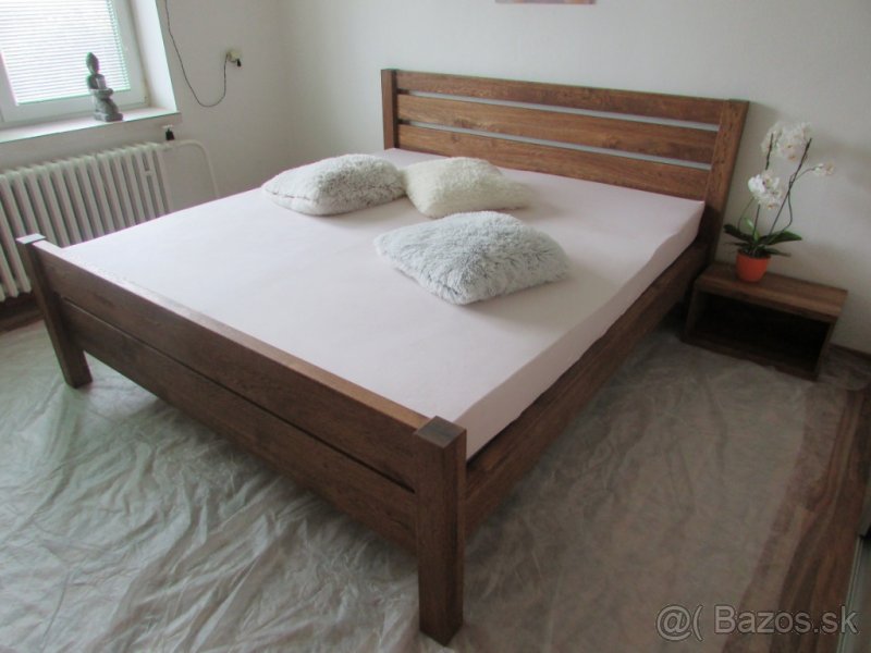 Dubová posteľ Ema + 2masívne stolíky zdarma