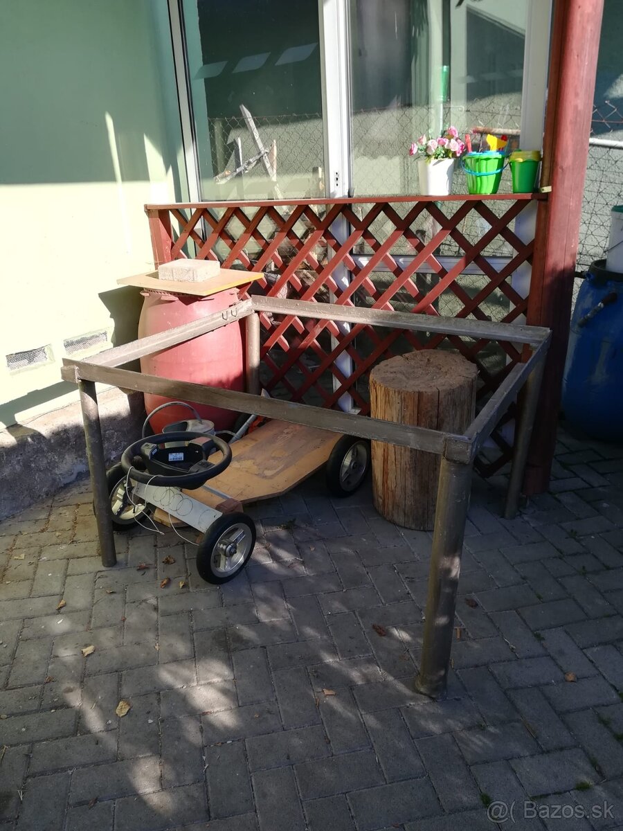 Predam stojan pod 1000 litrovu nadrž