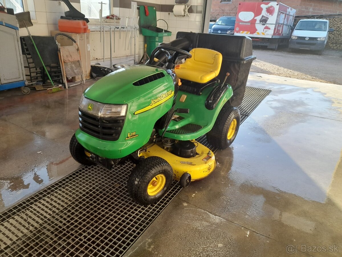 Traktorov kosačka John Deere L111