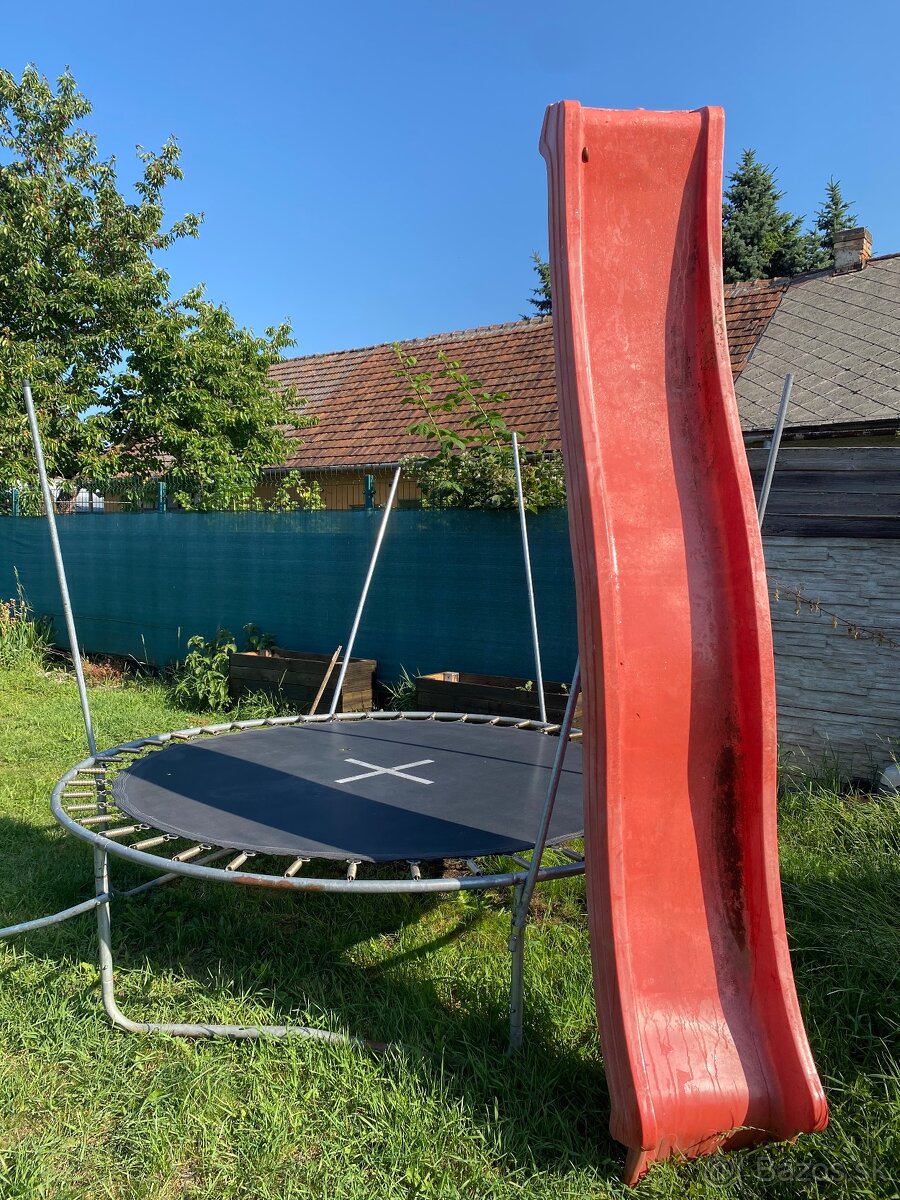 Šmýkačka s trampolínou