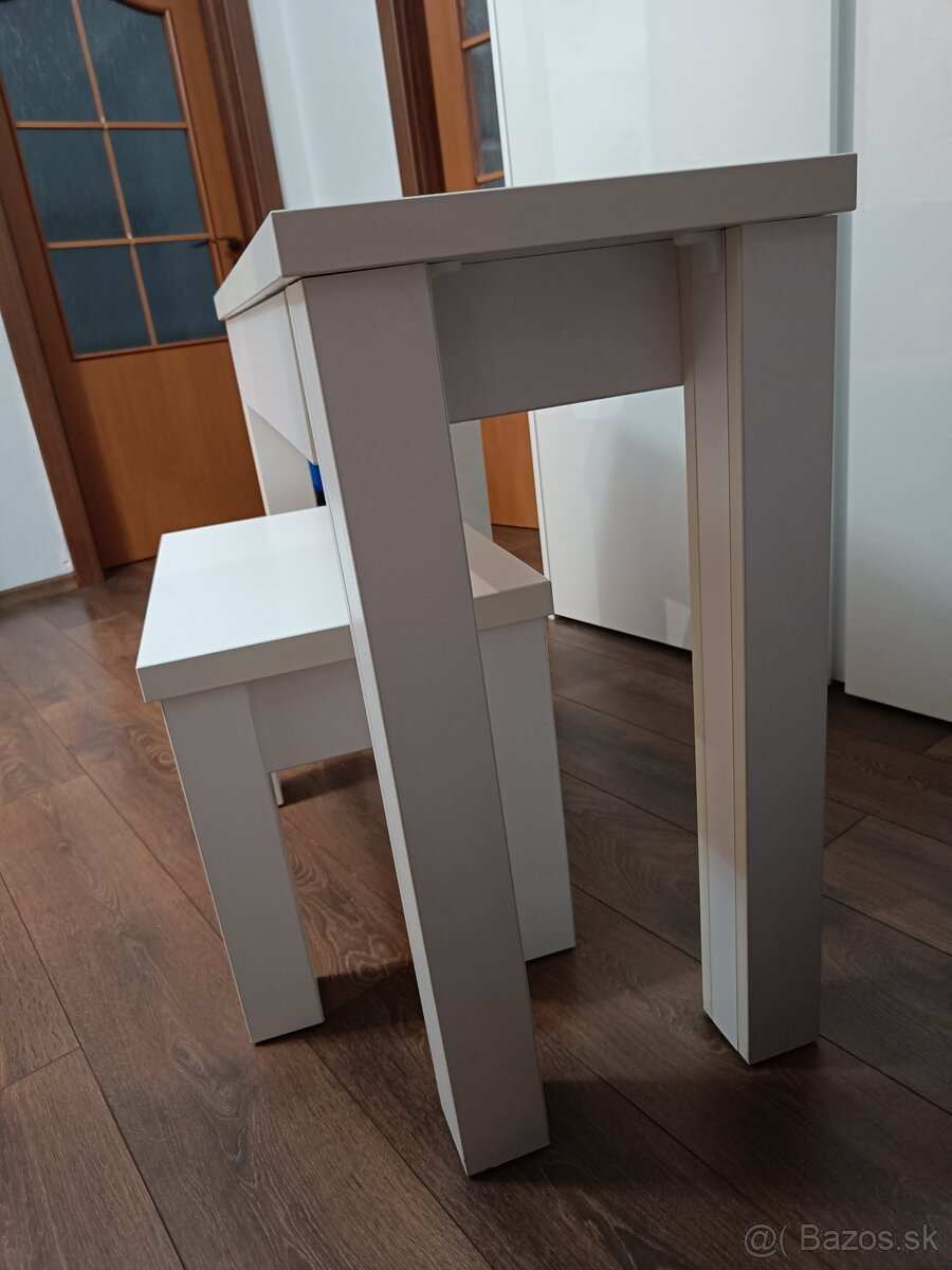 Kozmetický stolík