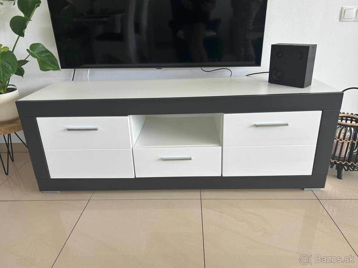 Komoda pod TV