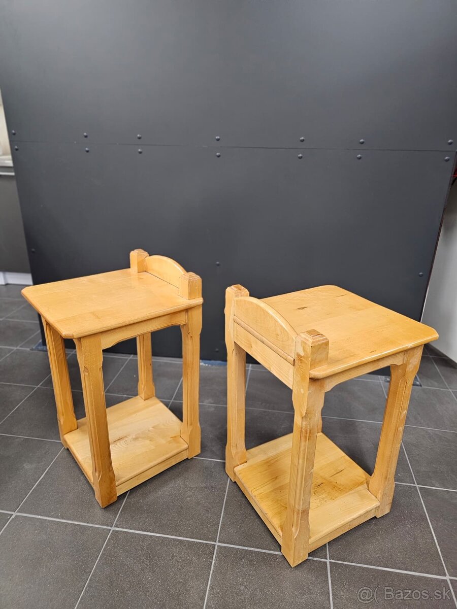 Masívny drevený nábytok – stoly, kreslá, barové stoličky