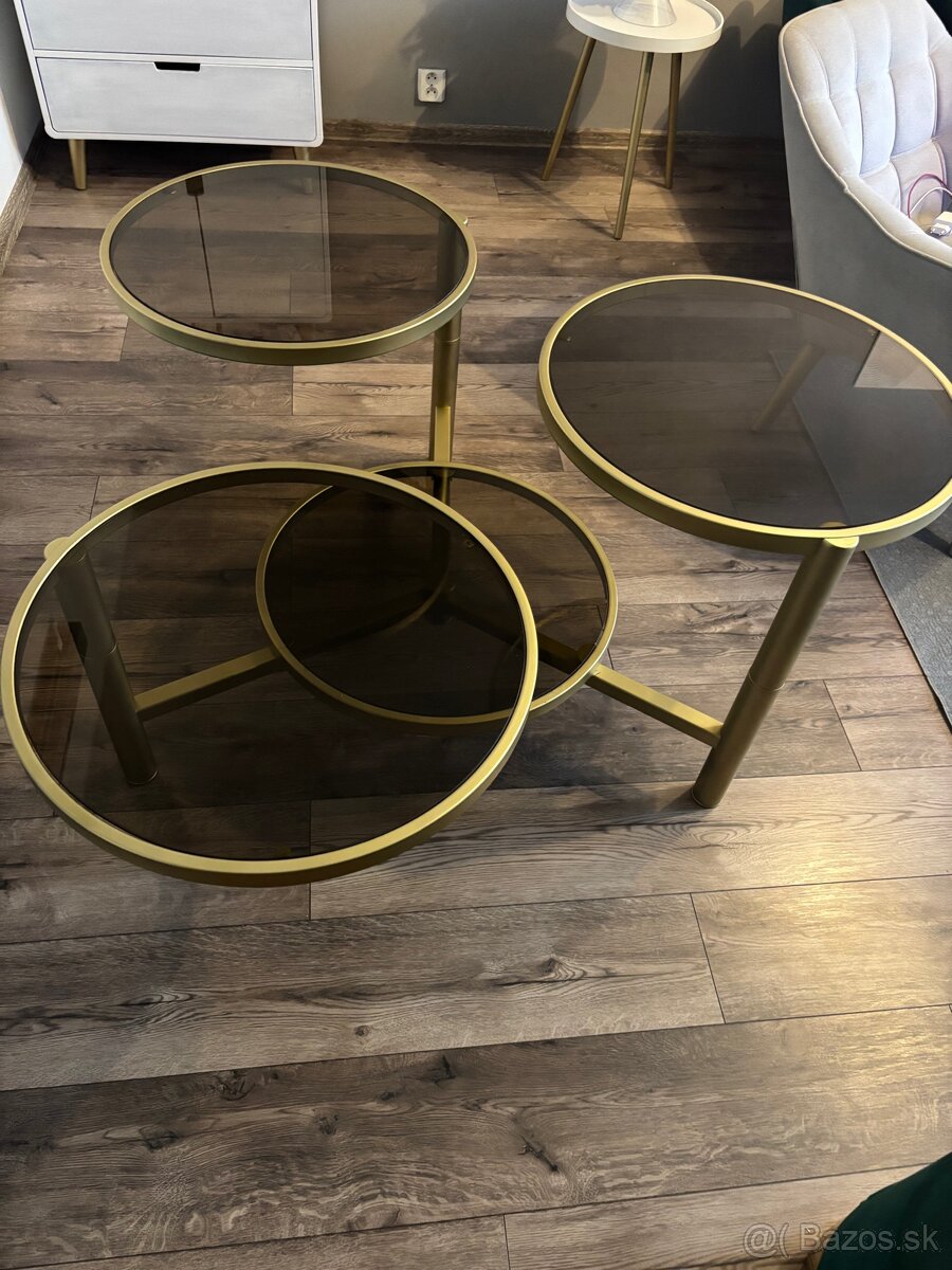 Zlatý konferenčný stolík