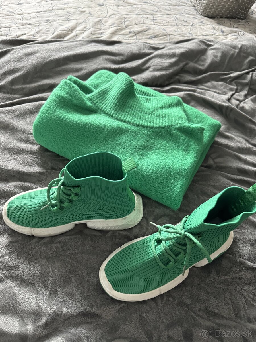 Zelené pončo a topanky