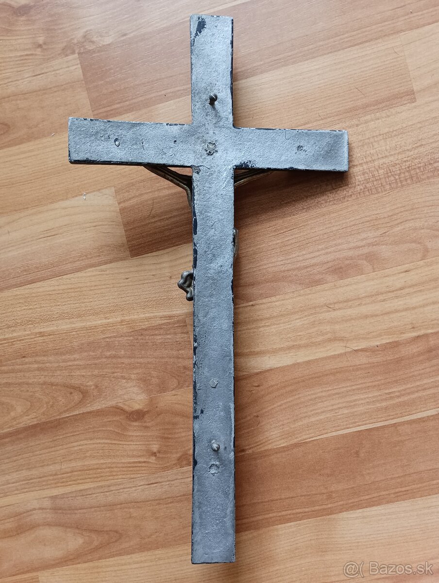 Starý kríž kovový